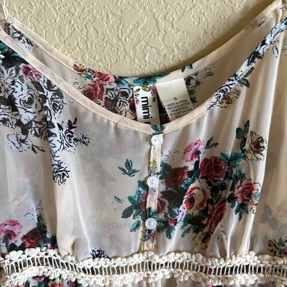 Women’s Rose Shirt Size Small Floral with Buttons Blouse Like - Picture 2 of 3